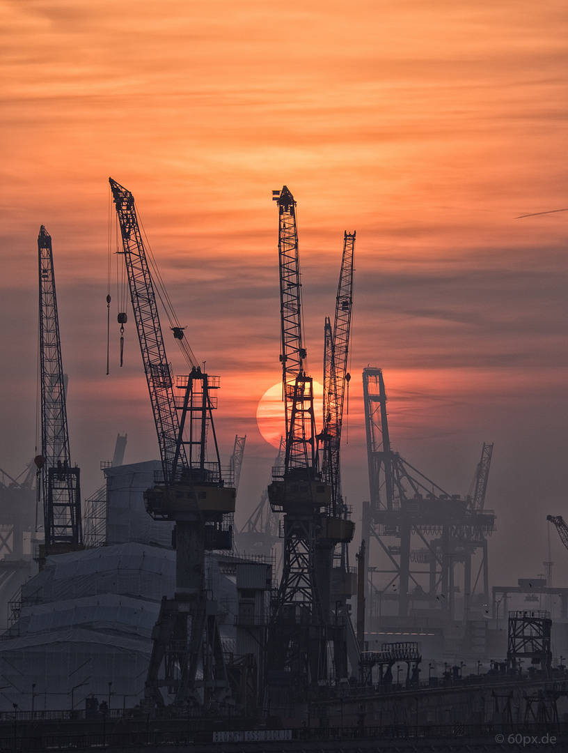 Sonnenuntergang am Hamburger Hafen 311015