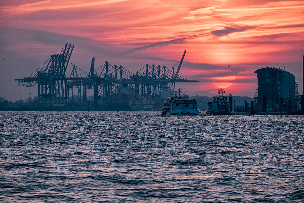 Sonnenuntergang am Hamburger Hafen