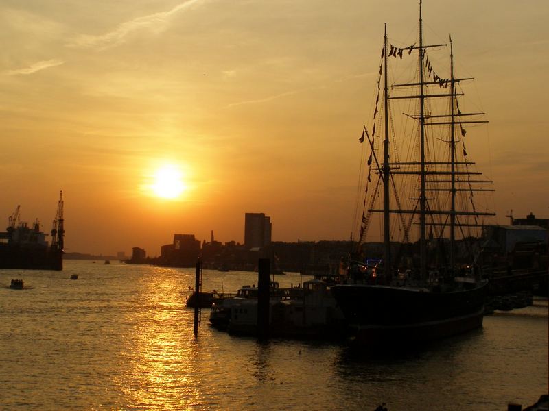 Sonnenuntergang am Hamburger Hafen