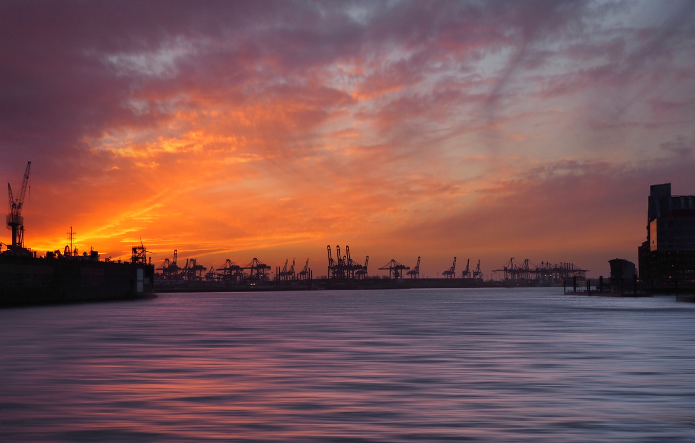 Sonnenuntergang am Hamburger Hafen