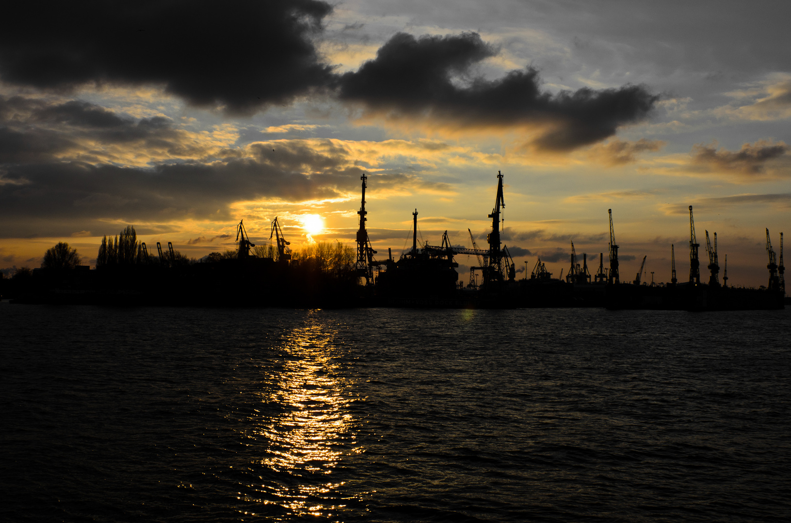 Sonnenuntergang am Hamburger Hafen