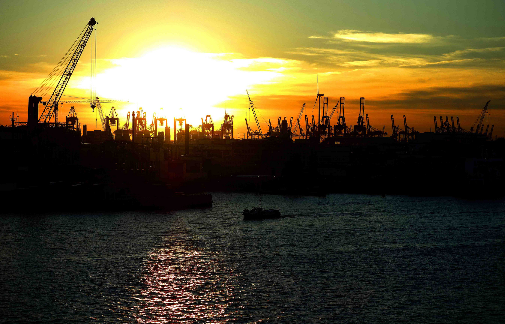 Sonnenuntergang am Hamburger Hfen auf der Elbe und Ausfahrt zweier Kreuzfahrtschiffe ...