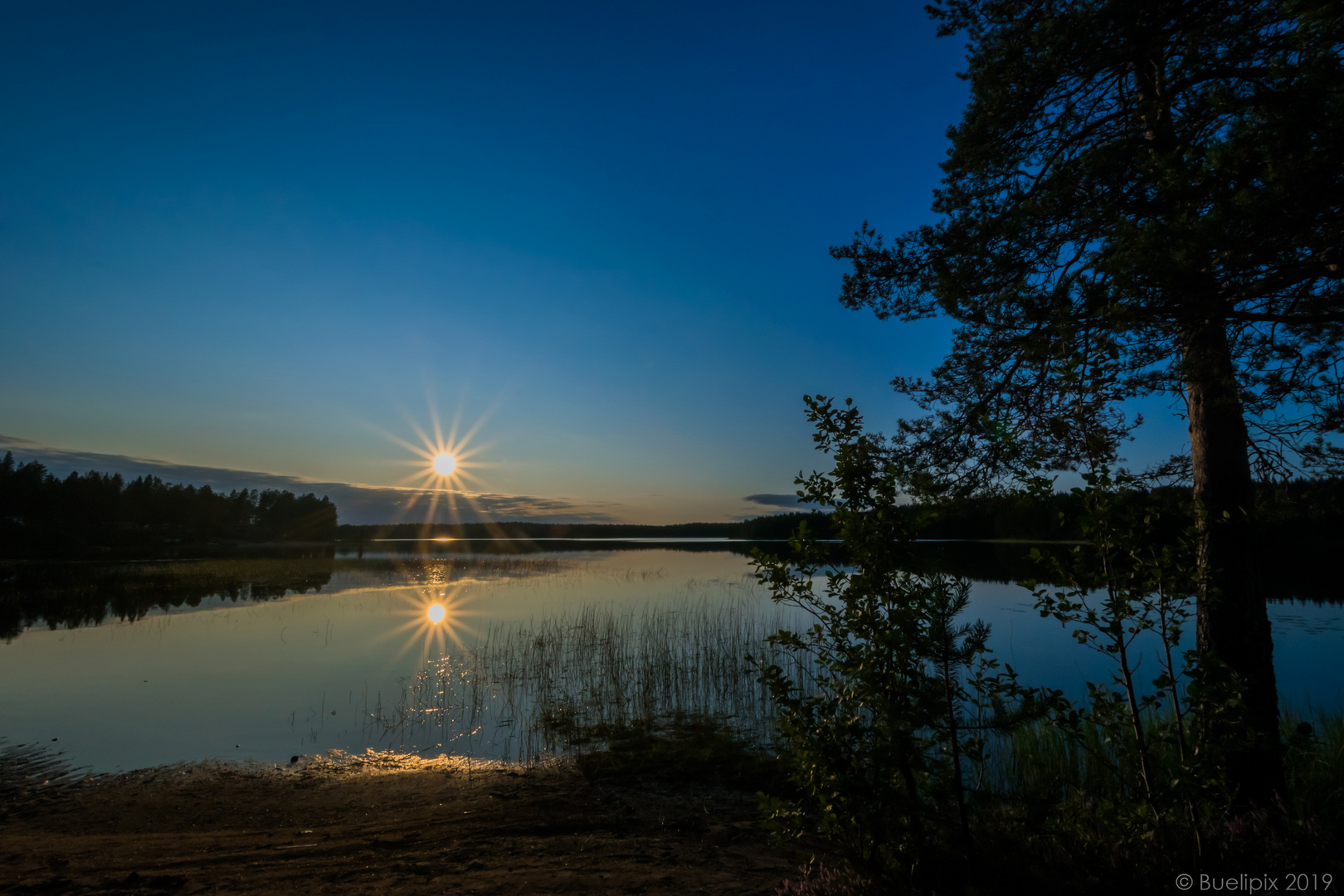 Sonnenuntergang am Hossanjärvi (© Buelipix)