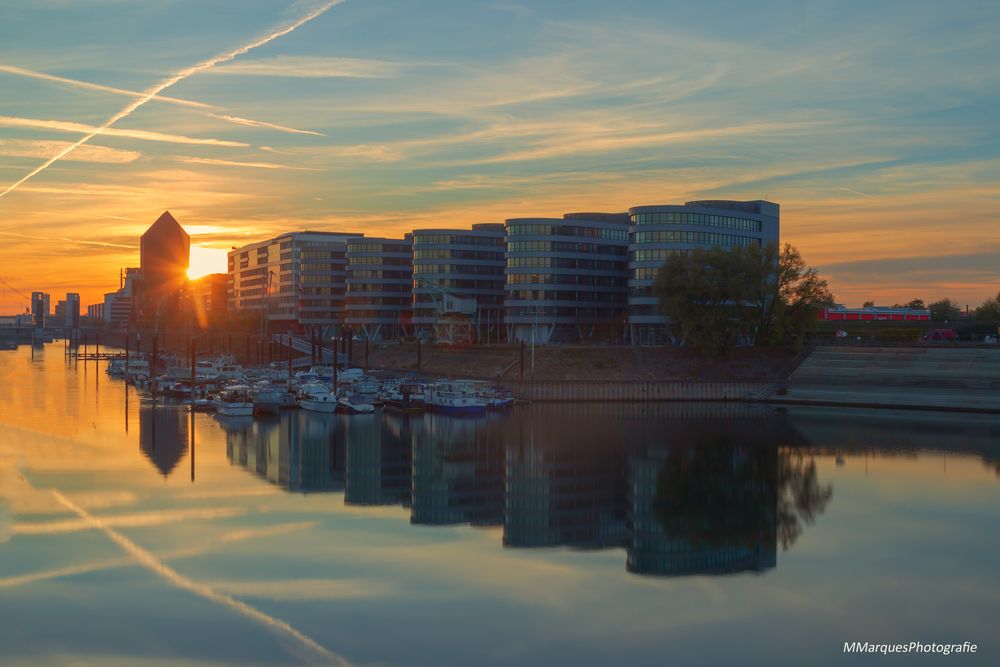Sonnenuntergang am Innenhafen Duisburg
