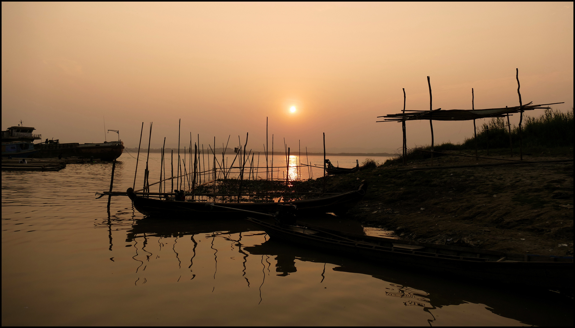 SONNENUNTERGANG AM IRAVADI-FLUSS