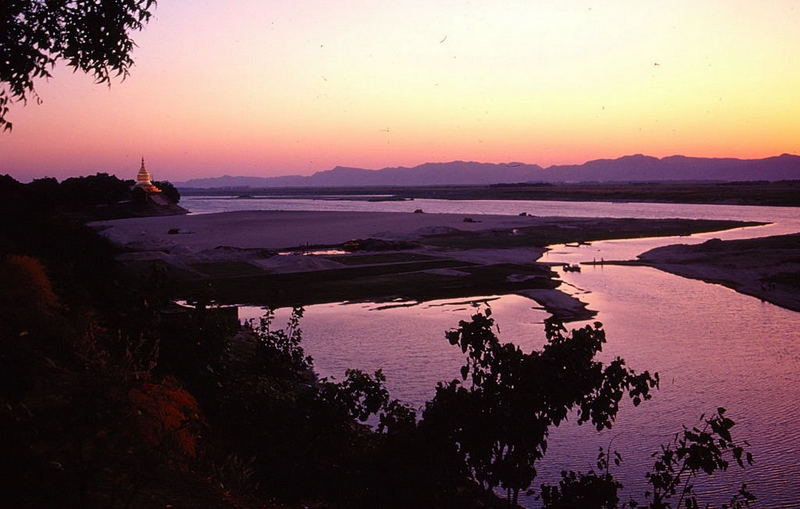 Sonnenuntergang am Irrawaddy, Blick beim Abendessen