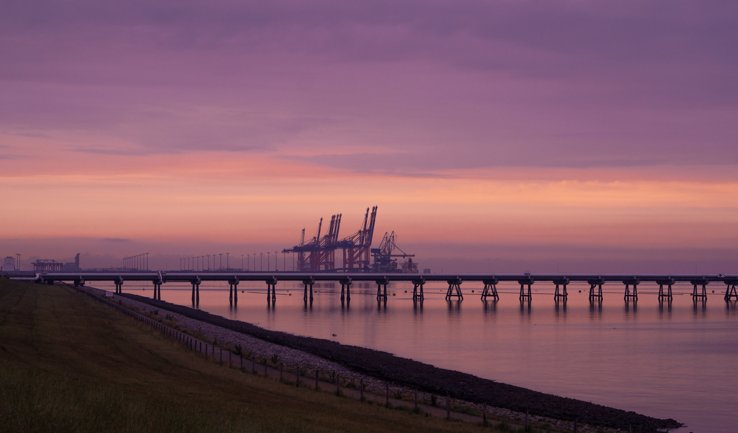 Sonnenuntergang am JadeWeserPort