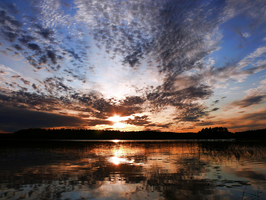Sonnenuntergang am Joutsijärvi (Contest Sommernachtsfoto) von Peter Härlein 