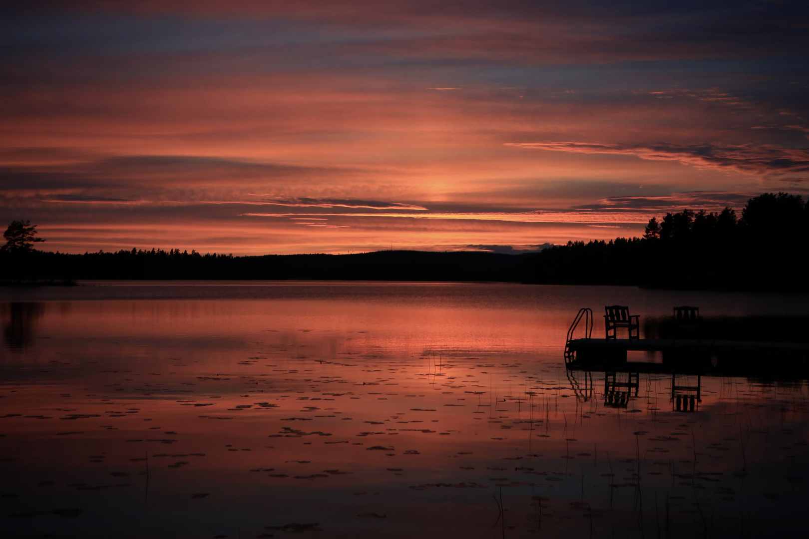 Sonnenuntergang am Kättbosjön - See und Himmel brennen.