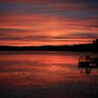 Sonnenuntergang am Kättbosjön - See und Himmel brennen.