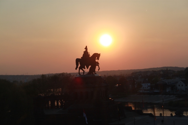 Sonnenuntergang am Kaiser Wilhelm Denkmal in Koblenz