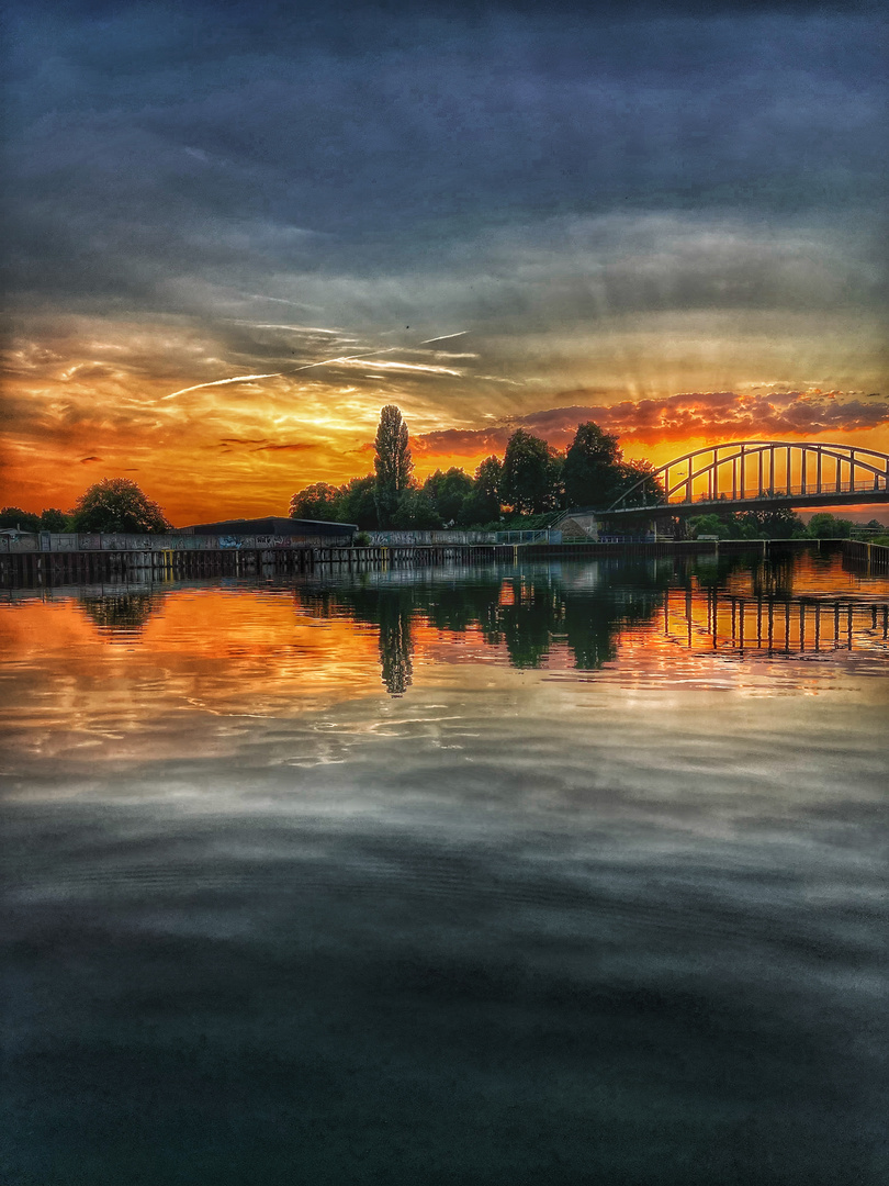 Sonnenuntergang am Kanal