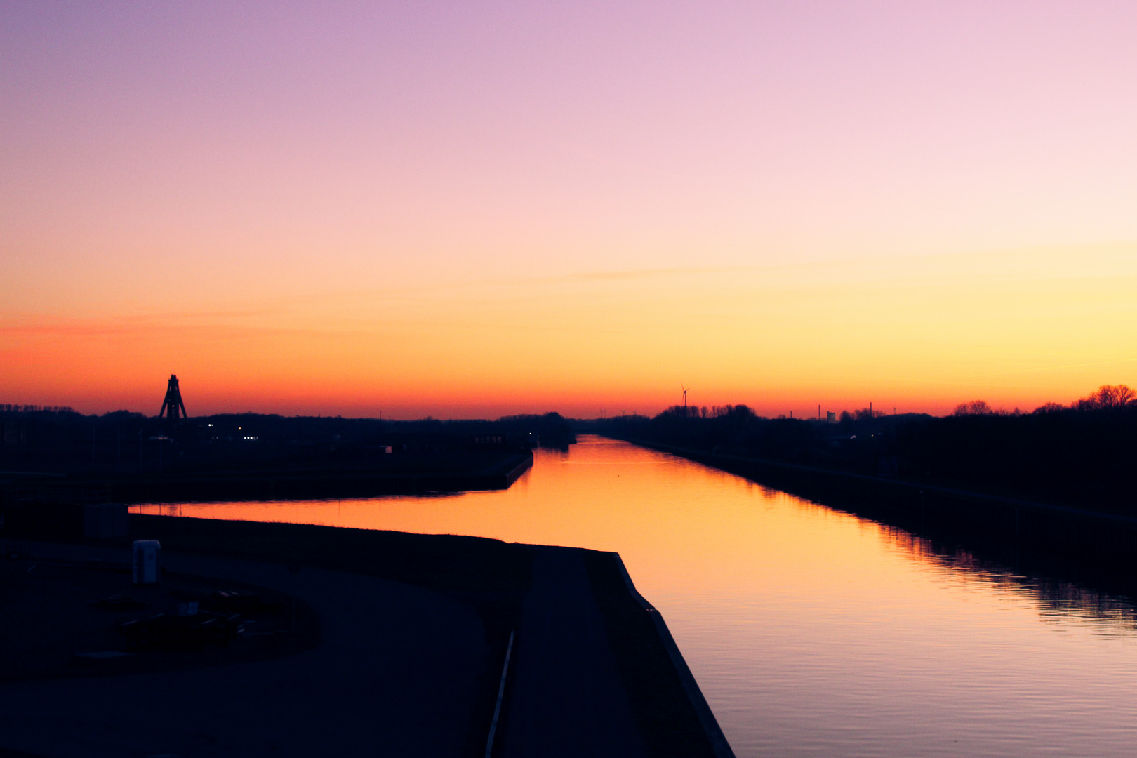 Sonnenuntergang am Kanal 