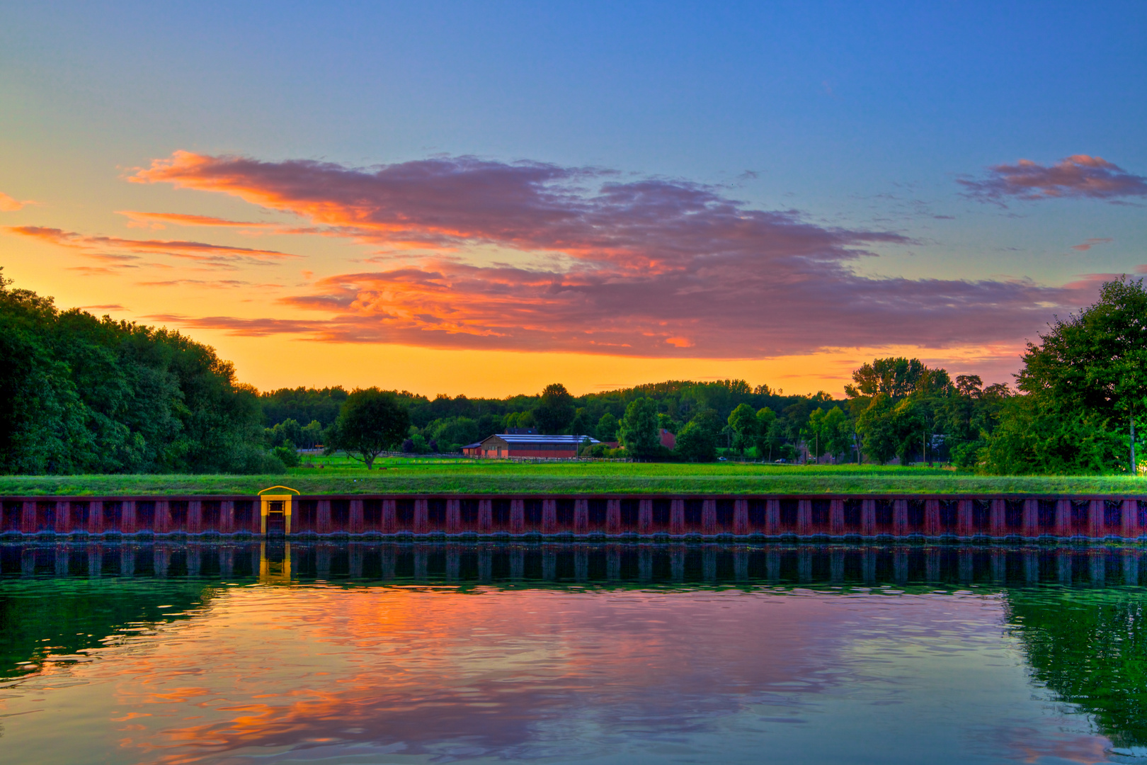 Sonnenuntergang am Kanal