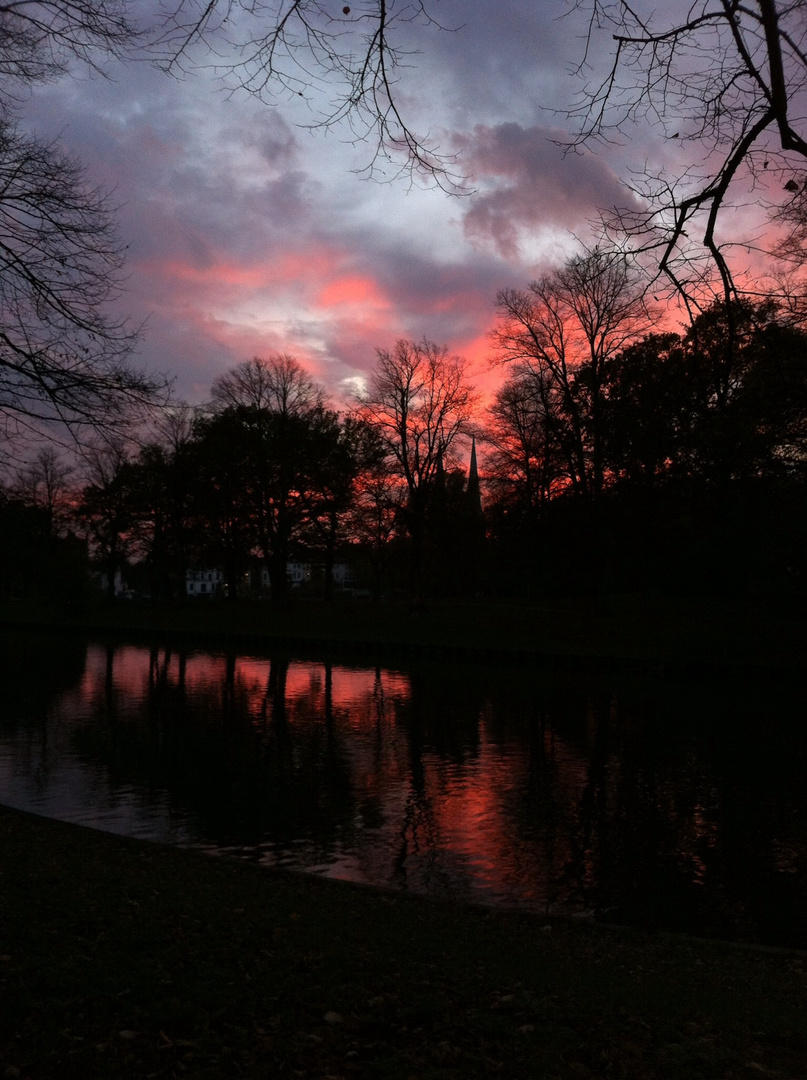 Sonnenuntergang am Kanal