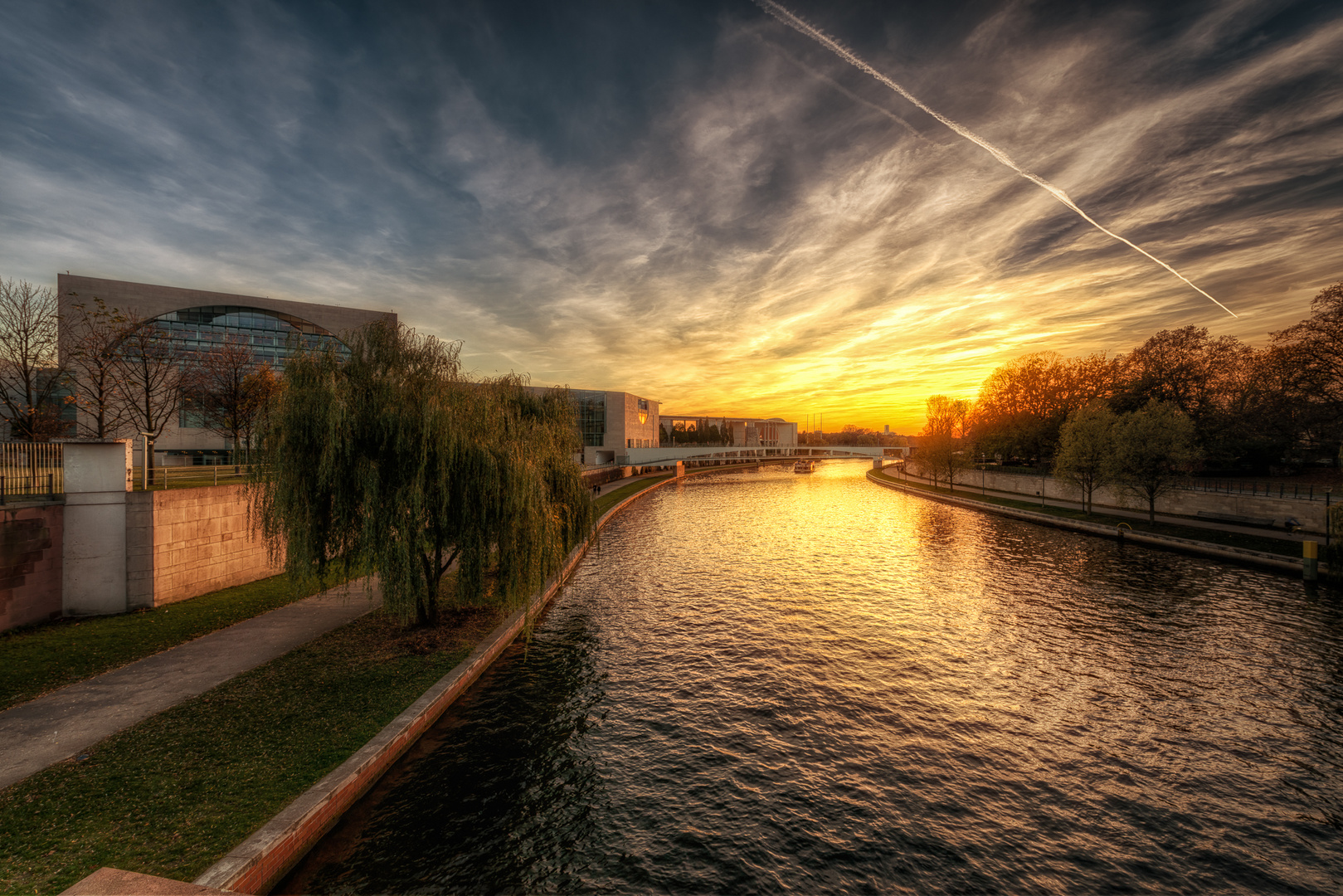 Sonnenuntergang am Kanzleramt