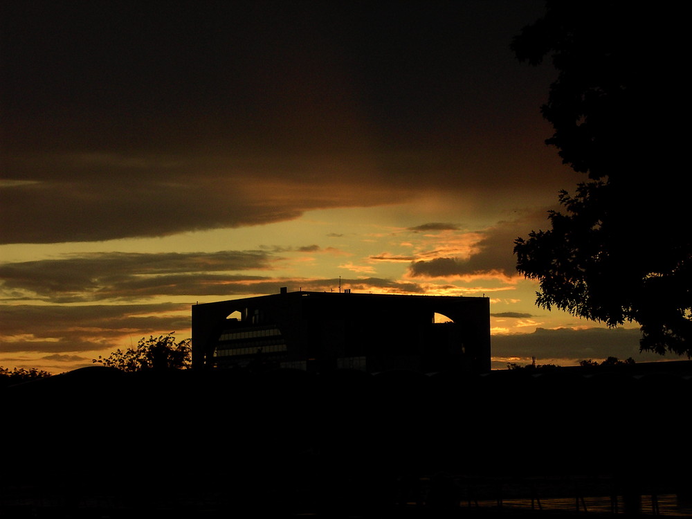 Sonnenuntergang am Kanzleramt ( Berlin)