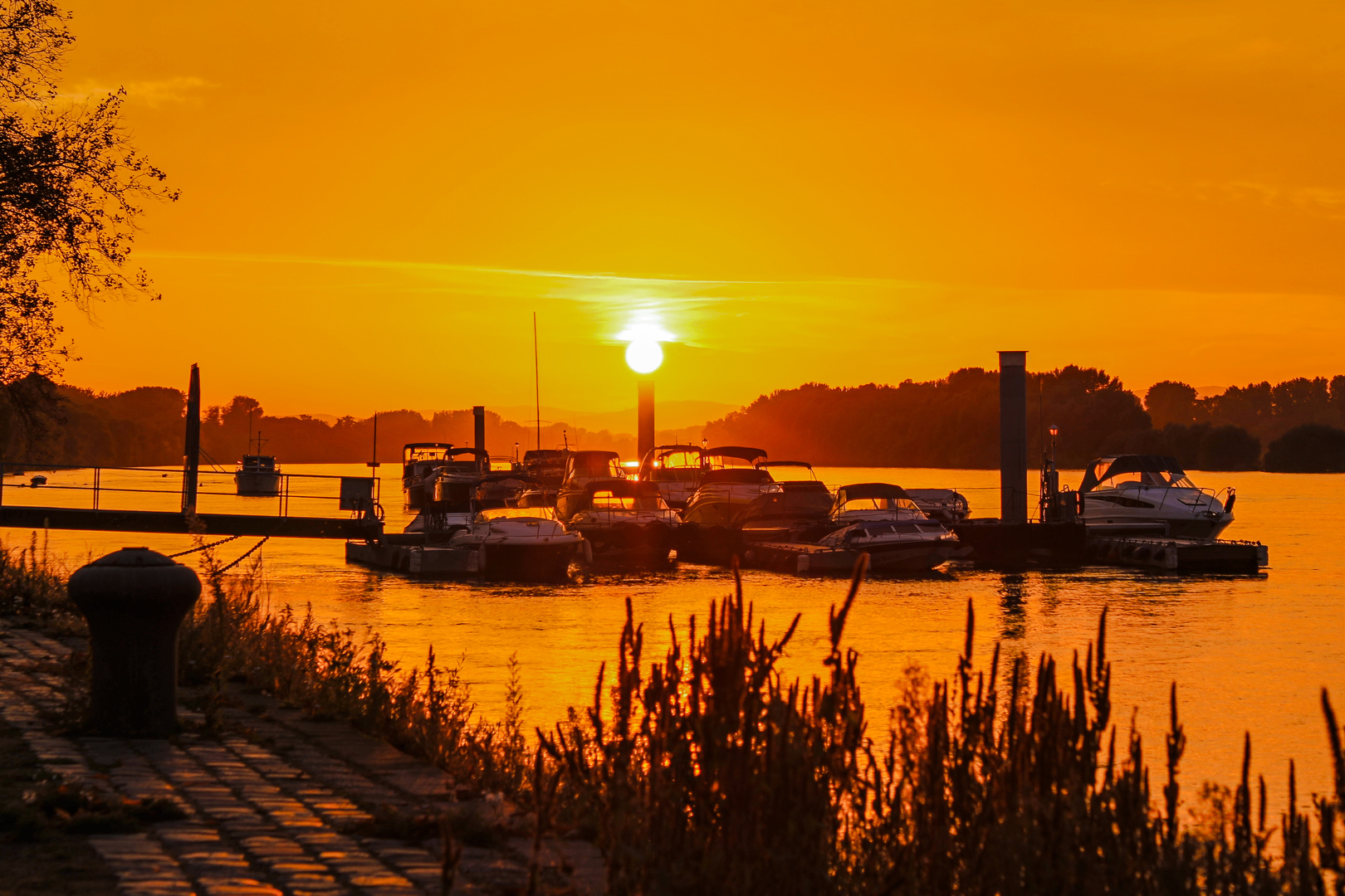 Sonnenuntergang am kleinen Bootssteg