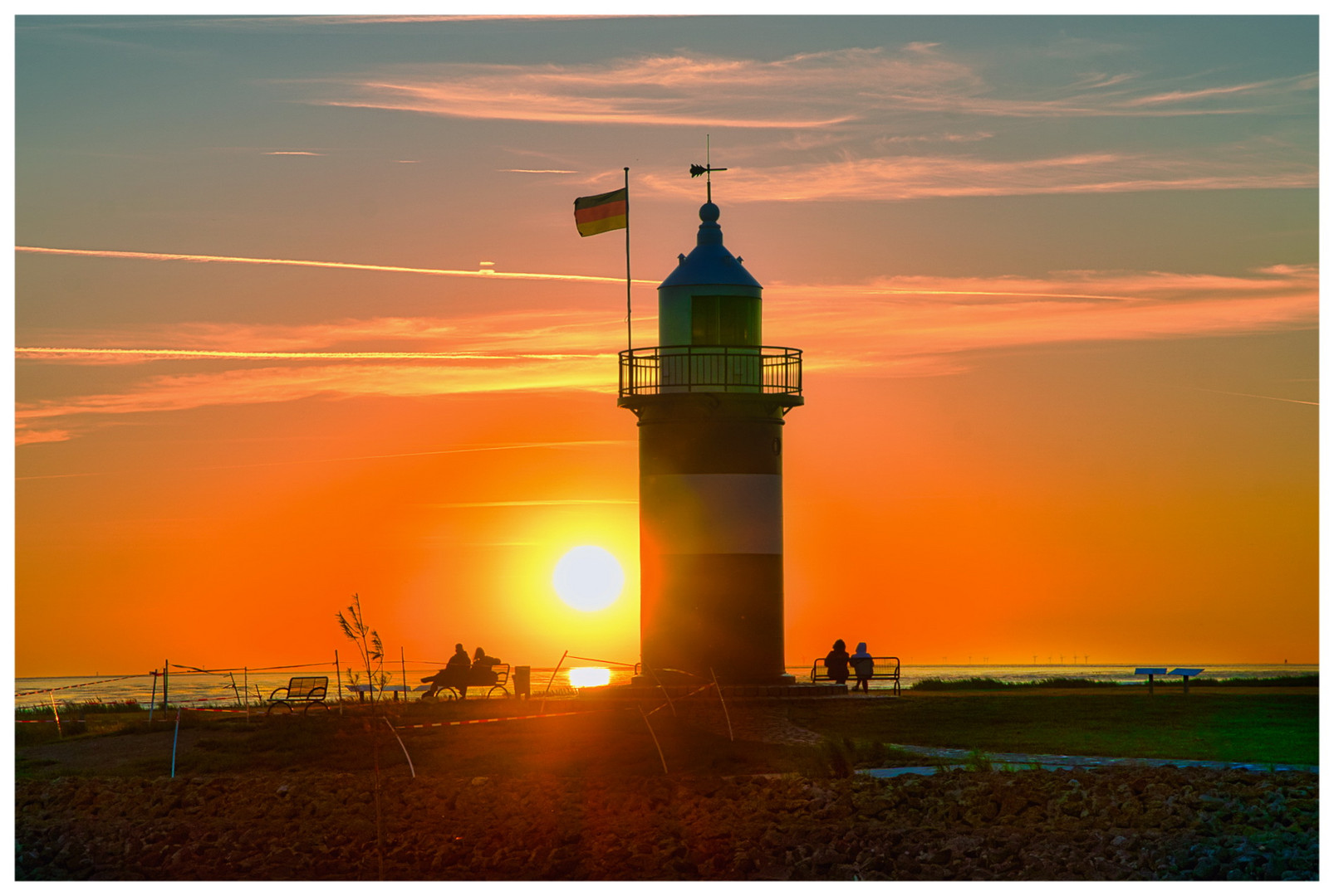 Sonnenuntergang am kleinen Preussen im Hafen von Wremen