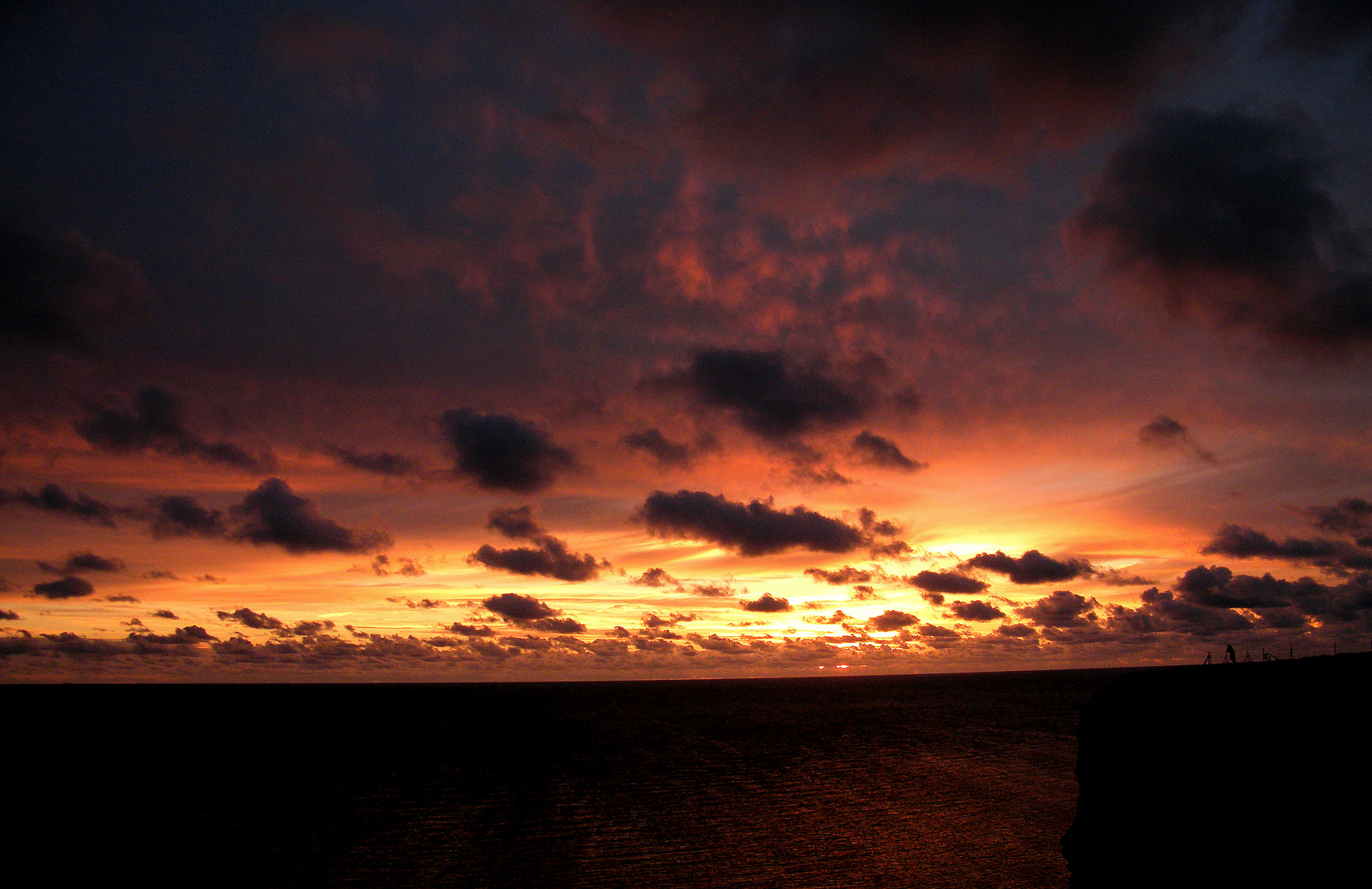 Sonnenuntergang am Klippenrand