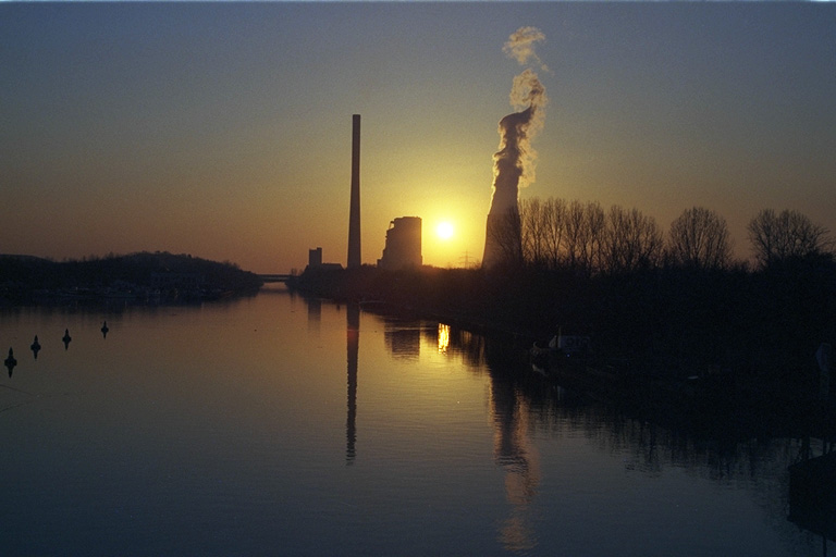 Sonnenuntergang am Kraftwerk Bergkamen-Heil von Hartmut Regenstein