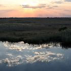 Sonnenuntergang am Kwando mit Wolkenspiegelung