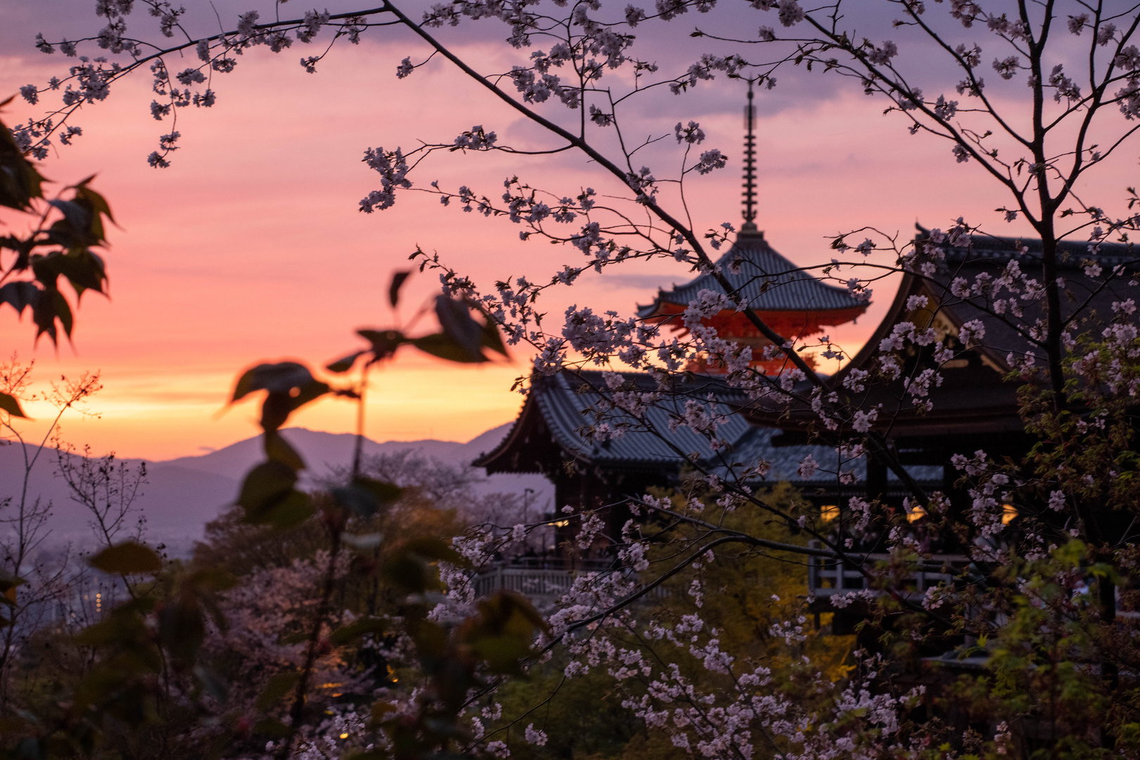 Sonnenuntergang am Kyomizu-dera Tempel in Kyoto Japan