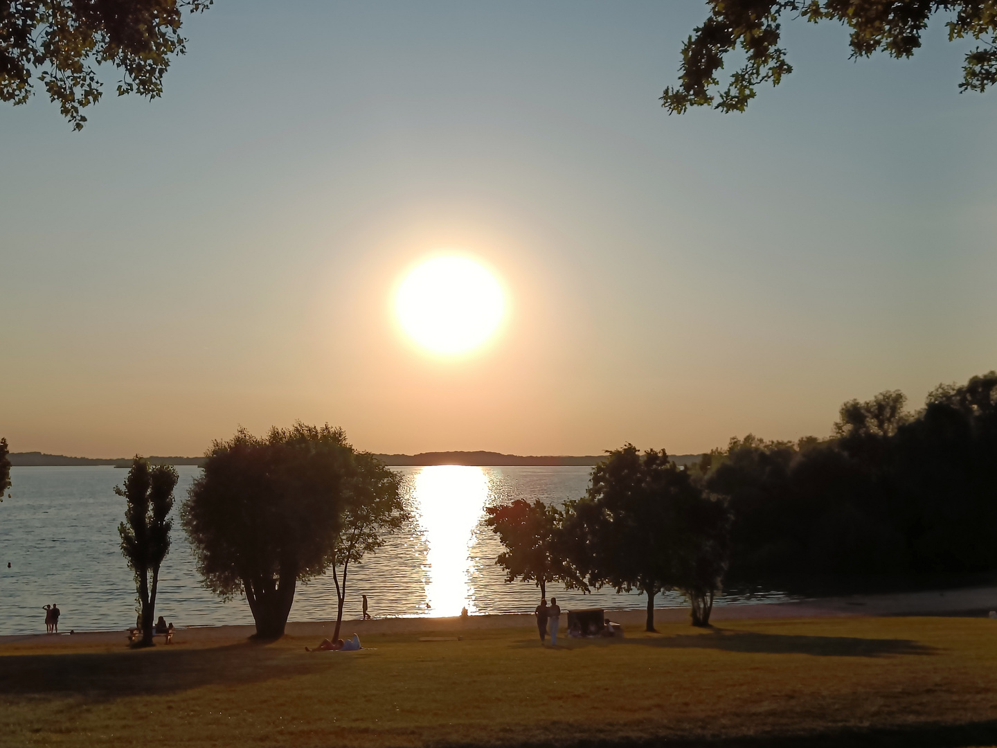 Sonnenuntergang am Lac du Orient in Frankreich 