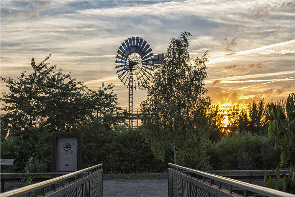 Sonnenuntergang am Landschaftspark Nord in Duisburg