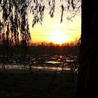 Sonnenuntergang am leeren Teich