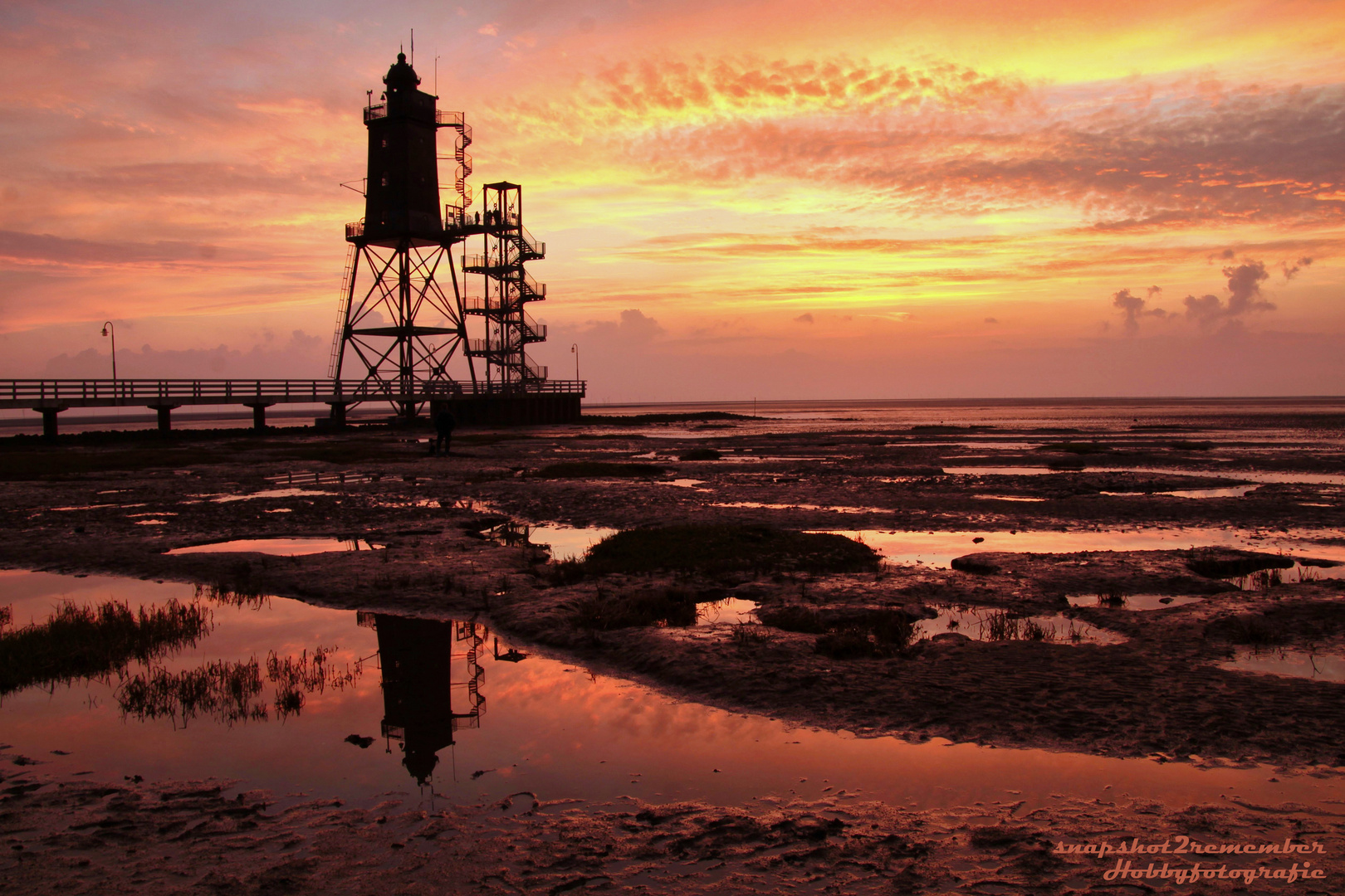 Sonnenuntergang am Leuchtturm Overeversand