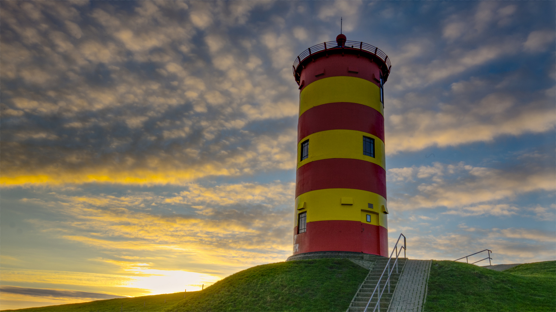 *** Sonnenuntergang am Leuchtturm Pilsum ***