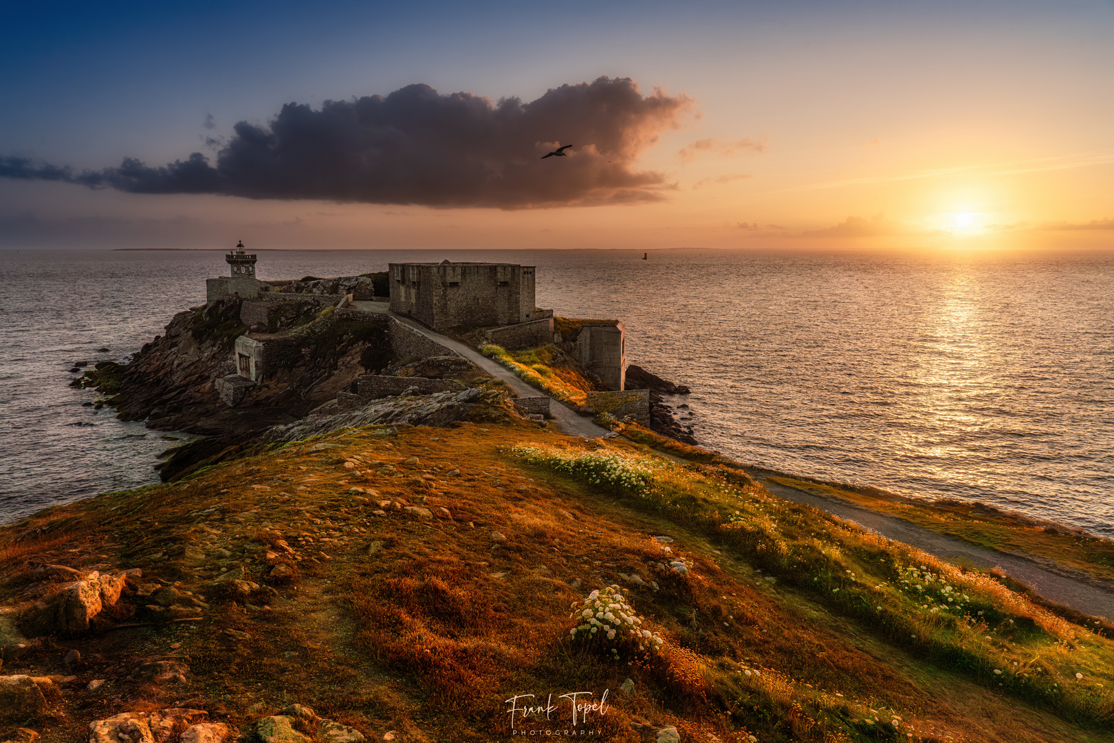 Sonnenuntergang am Leuchtturm von Kermorvan, Bretagne, Frankreich.