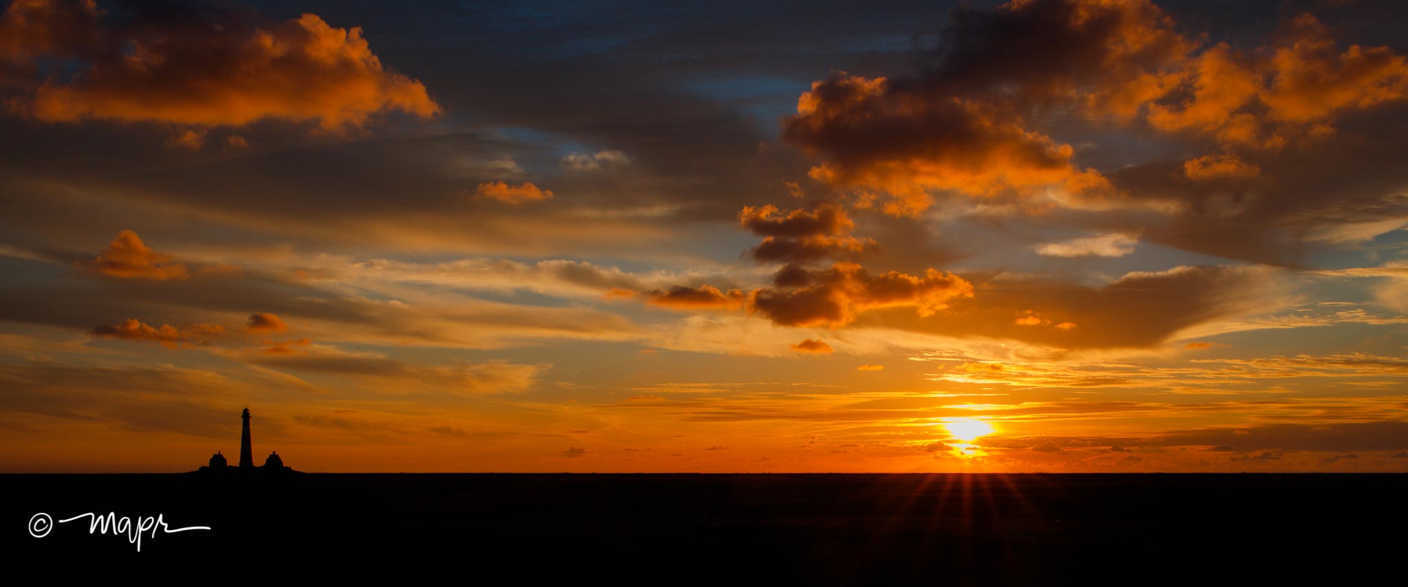 Sonnenuntergang am Leuchtturm Westerheversand