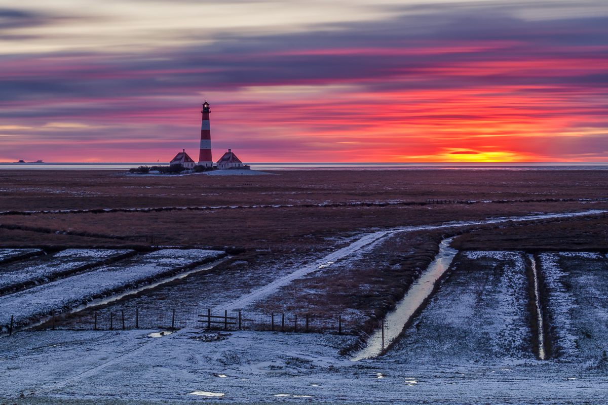 Sonnenuntergang am Leuchtturm Westerheversand im Winter
