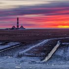 Sonnenuntergang am Leuchtturm Westerheversand im Winter