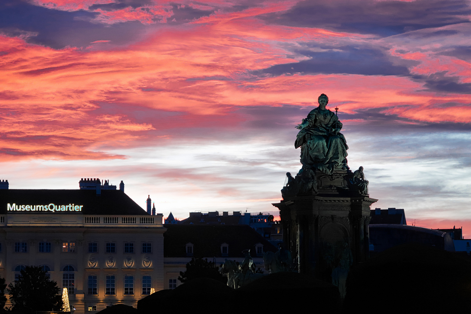 Sonnenuntergang am Maria-Theresien-Platz