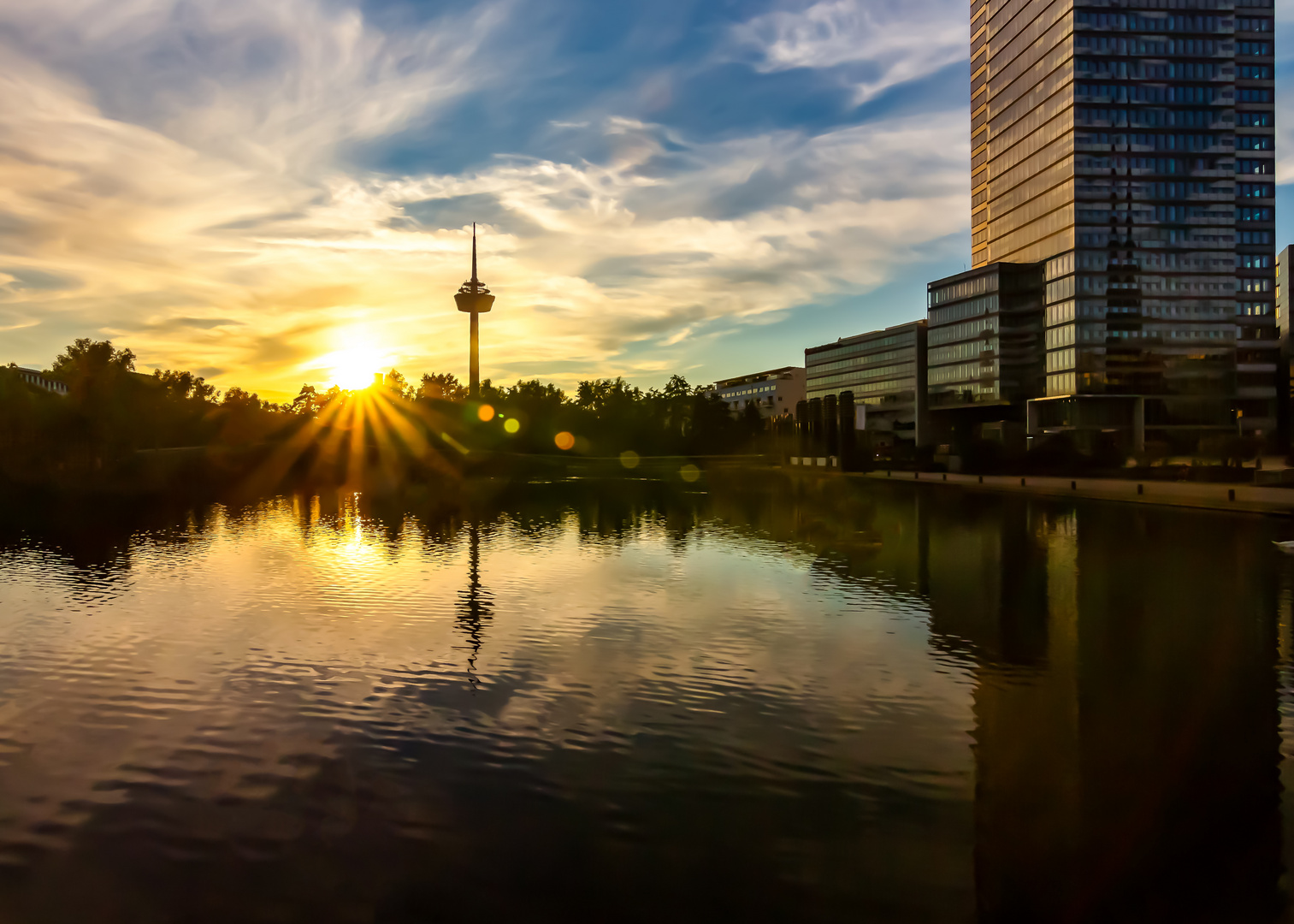 Sonnenuntergang am Media Park