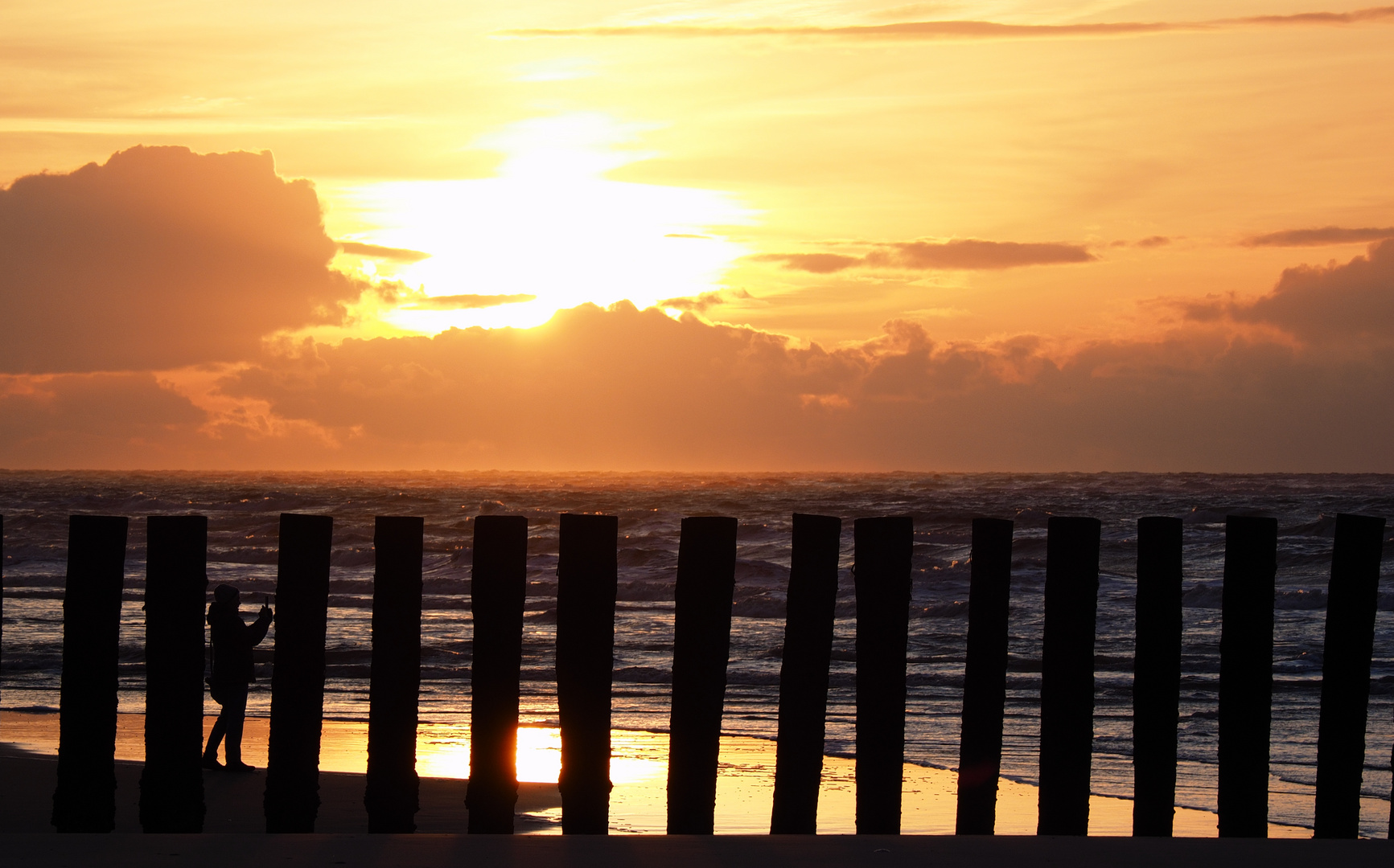 Sonnenuntergang am Meer und Handyfotograf