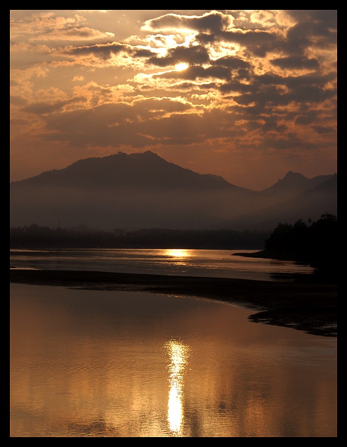 SONNENUNTERGANG AM MEKONGFLUSS