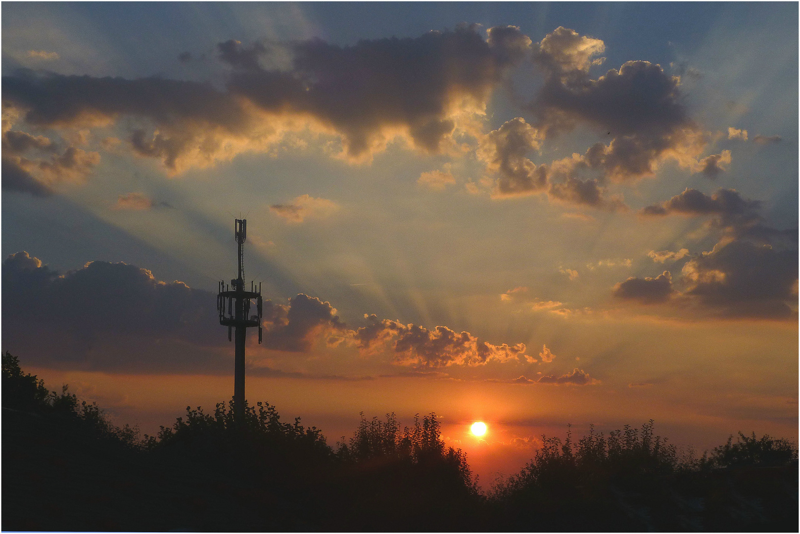 Sonnenuntergang am Mobilfunkmast