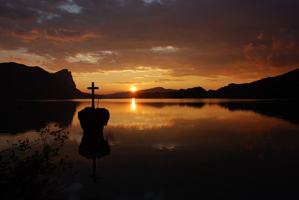 Sonnenuntergang am Mondsee (Österreich) mit Kreuzstein