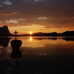 Sonnenuntergang am Mondsee (Österreich) mit Kreuzstein