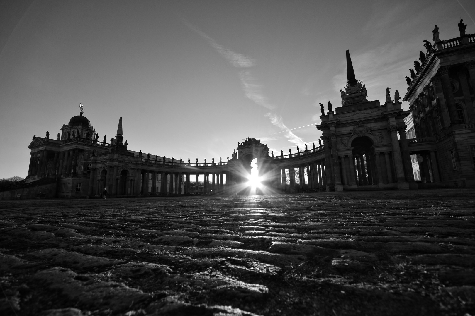 Sonnenuntergang am Neuen Palais (bw)