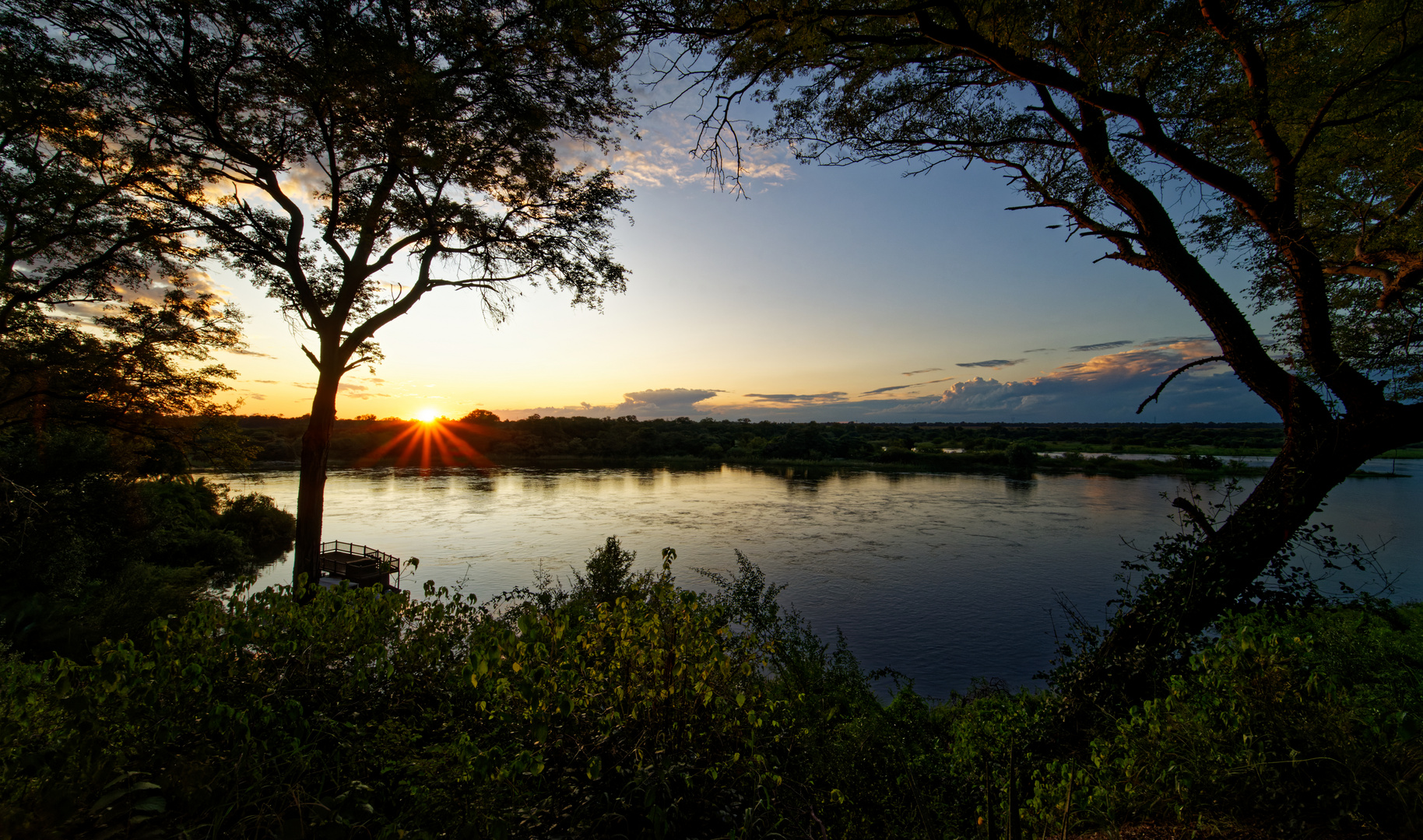 Sonnenuntergang am Okavango