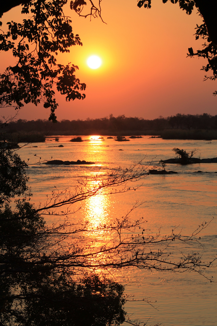 Sonnenuntergang am Okavango in der Riverdance Lodge