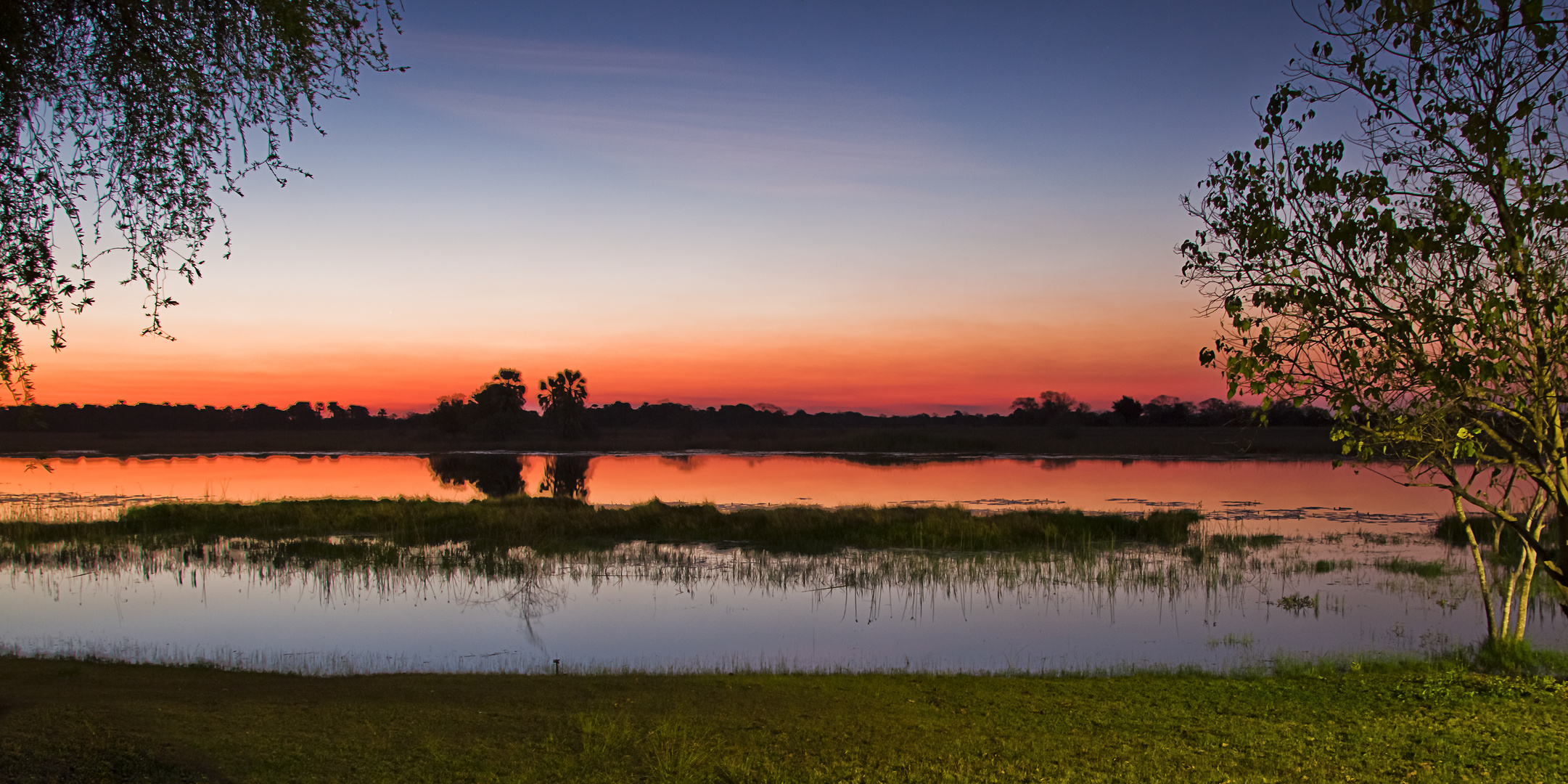 SONNENUNTERGANG AM OKAWANGO