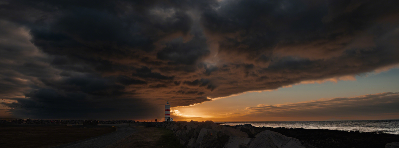 Sonnenuntergang am Old Lighthouse Garður