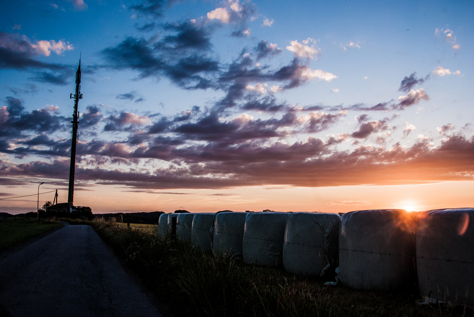 Sonnenuntergang am Petersberg hinter Heuballen