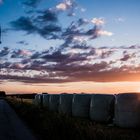 Sonnenuntergang am Petersberg hinter Heuballen